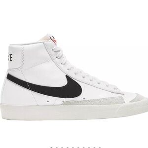 Nike White and Black High-Tops Vintage Sneakers